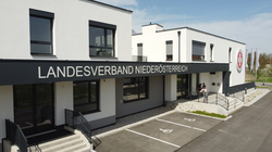Gebäude des Landesverbands Niederösterreich mit Eingangsbereich und Außenanlagen.