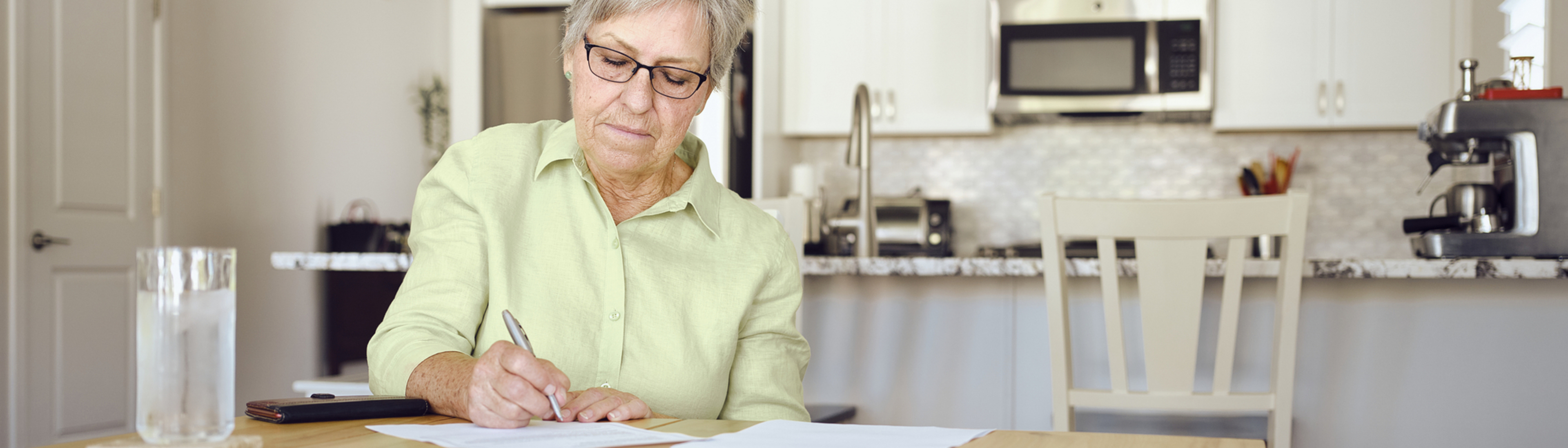 Seniorin schreibt Testament