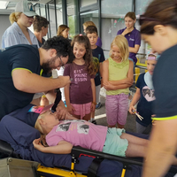 Wunschfahrt-Team bei Vorstellung mit Kindern