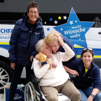 Wunschfahrt-Team gemeinsam mit Fahrgast Anna Magdalena 