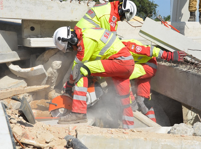 Zwei Mitglieder der Katastrophenhilfe-Einheit bei Bergearbeiten nach Erdbeben