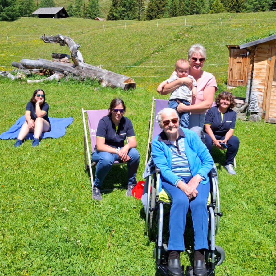 Familie und Freunde genießen einen sonnigen Tag im Freien.