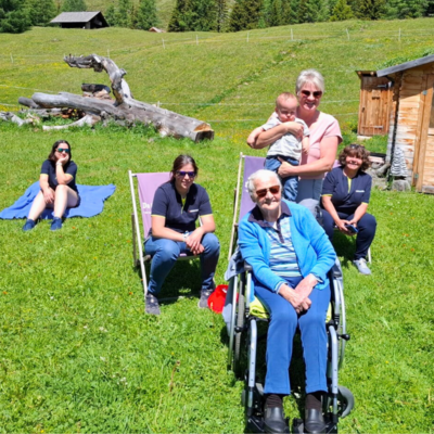 Familie und Freunde genießen einen sonnigen Tag im Freien.