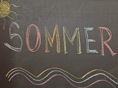 Tafel mit dem Datum und Ankündigung des Sommerfests am 24.08.2023.