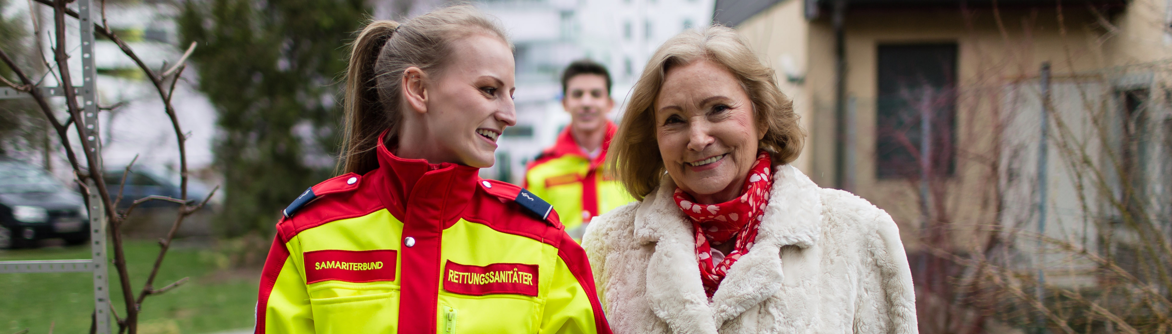 Samariterbund-Sanitäterin mit Seniorin