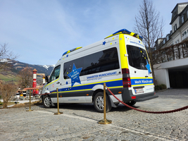 Ein Fahrzeug der Samariter-Wunschfahrt steht geparkt in einer malerischen Umgebung.