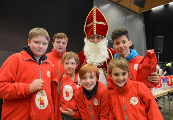 Kinder mit Geschenksackerl und Nikolo beim Nikoloumzug