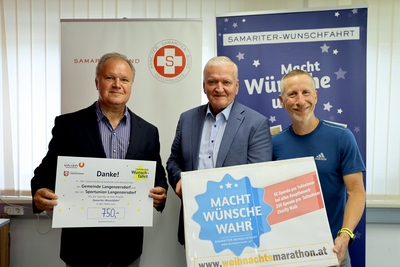 Drei Männer halten Dankesurkunden für die Unterstützung des Samariter-Wunschfahrtsprojekts.