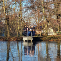 Ingrid mit Familie und Team am Teich