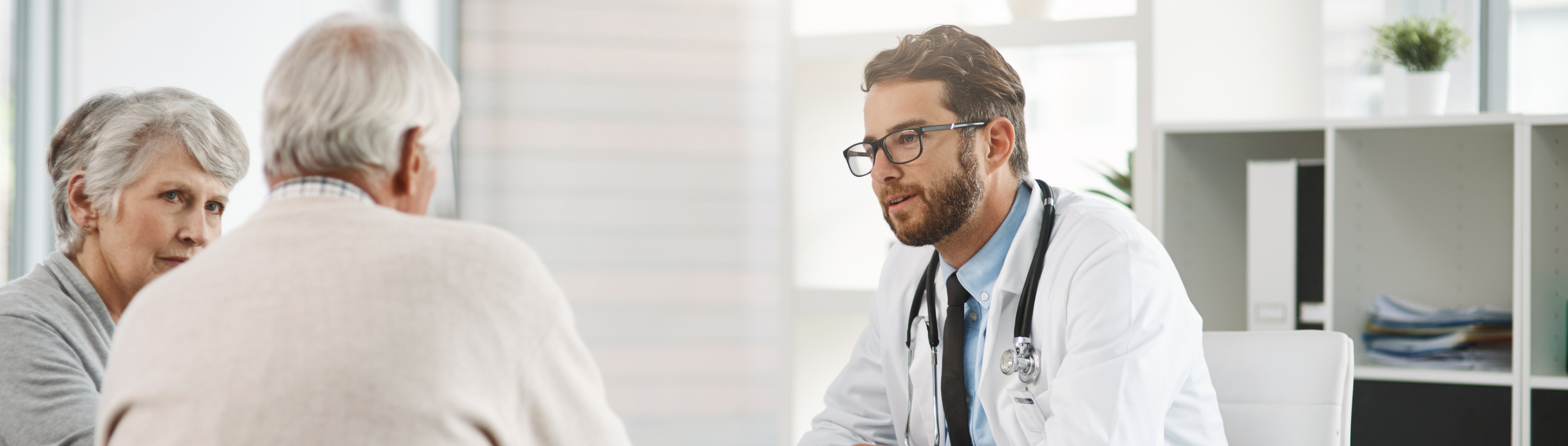 Arzt führt mit Ehepaar Beratungsgespräch zur Patientenverfügung