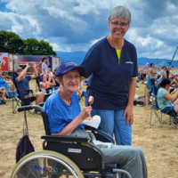 Brigitte mit Wunschfahrt-Begleiterin auf Flugshow