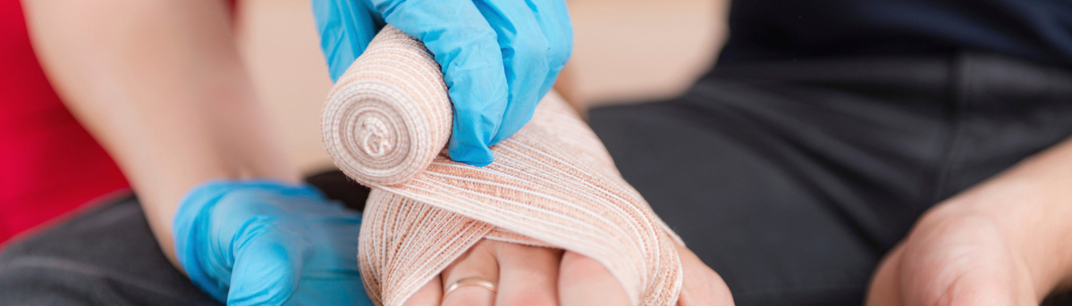 Verletzte Hand wird bandagiert