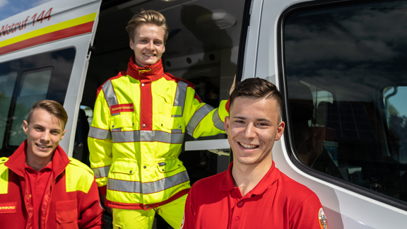 Drei Zivildienstleistende in Samariterbund-Uniform