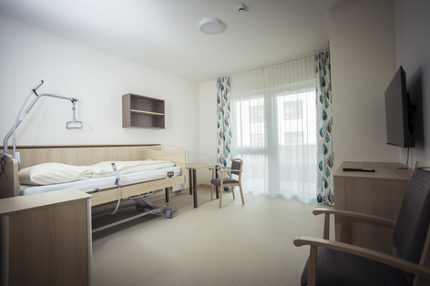 Zimmer mit Pflegebett im Pflegekompetenzzentrum Wr. Neustadt