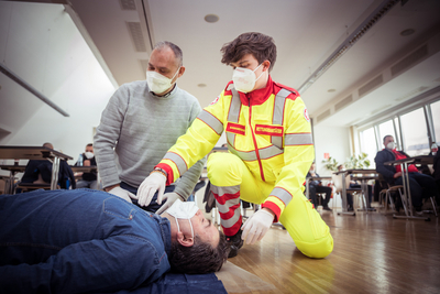 Sanitäter erklärt Erste-Hilfe-Maßnahmen